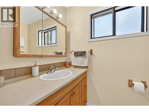 Full Bathroom Upstairs - 4804 25 Avenue, Vernon, BC - Indoor Photo Showing Bathroom