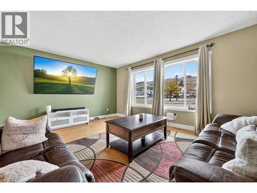 4804 25 Avenue, Vernon, BC - Indoor Photo Showing Living Room
