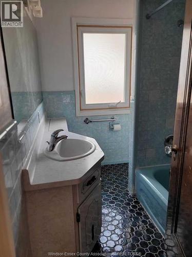 430 Randolph Avenue Unit# Upper, Windsor, ON - Indoor Photo Showing Bathroom
