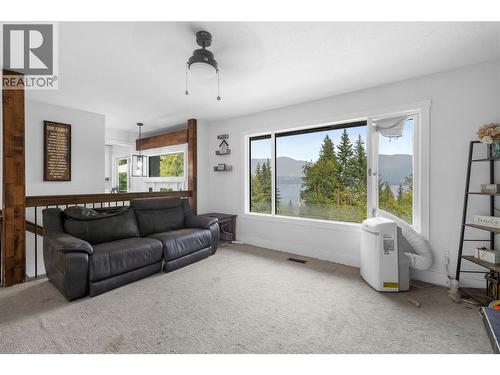 4018 Greaves Road, Eagle Bay, BC - Indoor Photo Showing Living Room