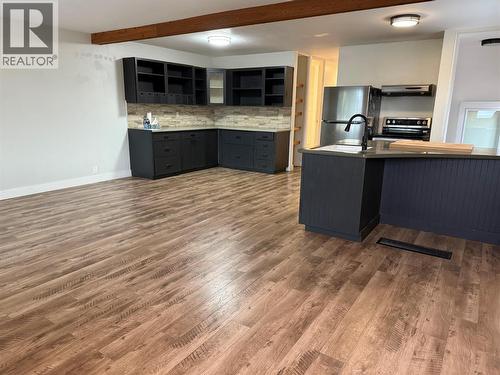 880 Hollydell Road, Kelowna, BC - Indoor Photo Showing Kitchen
