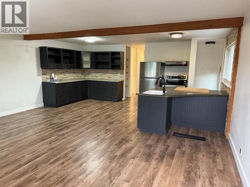 880 Hollydell Road, Kelowna, BC - Indoor Photo Showing Kitchen