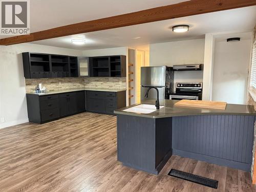 880 Hollydell Road, Kelowna, BC - Indoor Photo Showing Kitchen