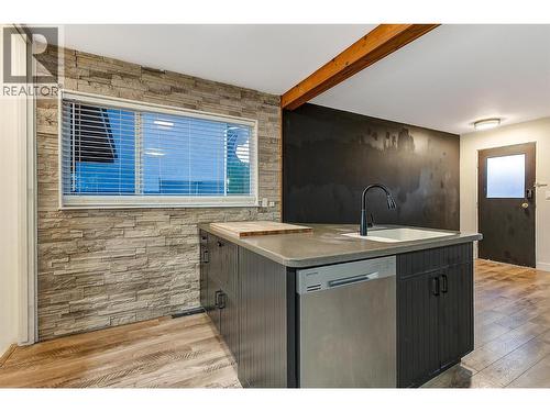 880 Hollydell Road, Kelowna, BC - Indoor Photo Showing Kitchen