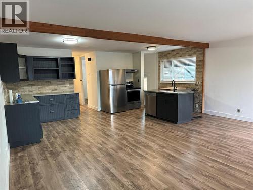 880 Hollydell Road, Kelowna, BC - Indoor Photo Showing Kitchen