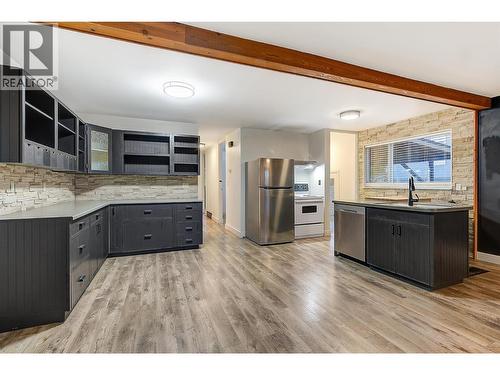 880 Hollydell Road, Kelowna, BC - Indoor Photo Showing Kitchen