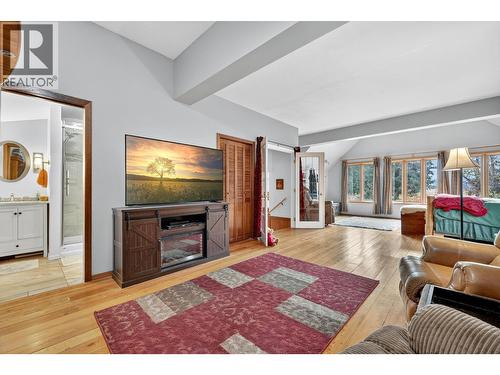 3194 Johnson Road, Salmon Arm, BC - Indoor Photo Showing Living Room