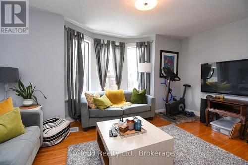 205 Prospect Street S, Hamilton, ON - Indoor Photo Showing Living Room