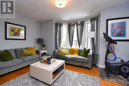 205 Prospect Street S, Hamilton, ON - Indoor Photo Showing Living Room