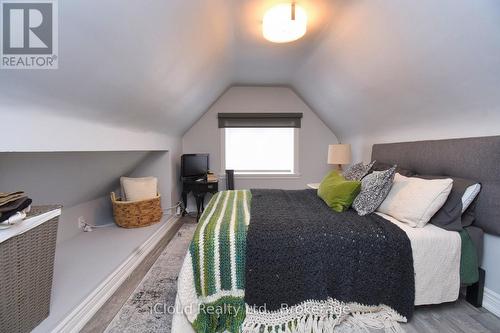 205 Prospect Street S, Hamilton, ON - Indoor Photo Showing Bedroom