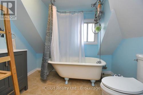 205 Prospect Street S, Hamilton, ON - Indoor Photo Showing Bathroom