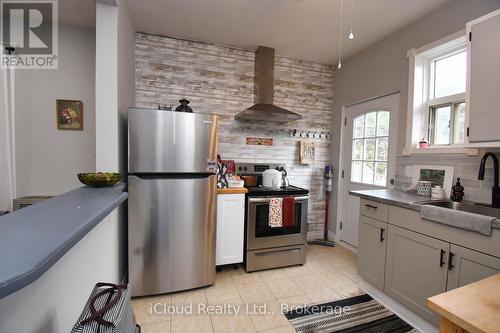 205 Prospect Street S, Hamilton, ON - Indoor Photo Showing Kitchen