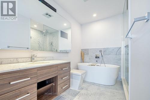 3302 - 488 University Avenue, Toronto, ON - Indoor Photo Showing Bathroom