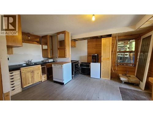 28 Nine Mile Place, Osoyoos, BC - Indoor Photo Showing Kitchen With Double Sink