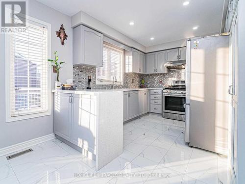 76 Starhill Crescent, Brampton, ON - Indoor Photo Showing Kitchen With Upgraded Kitchen
