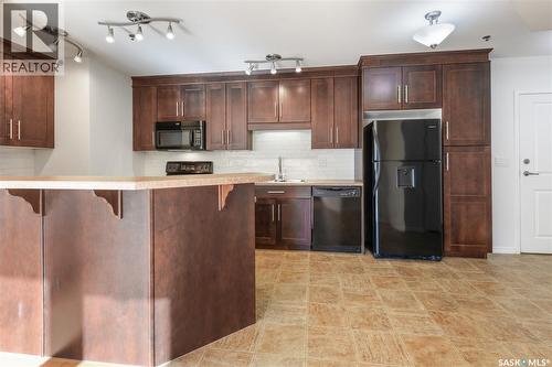 402 902 Spadina Crescent E, Saskatoon, SK - Indoor Photo Showing Kitchen