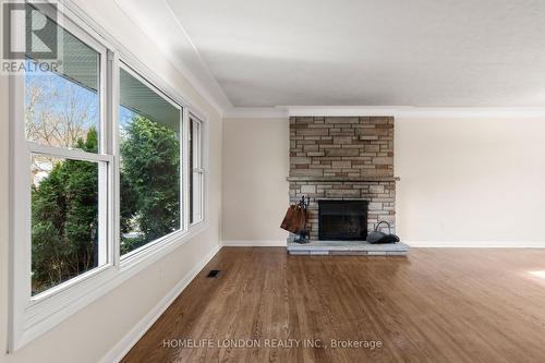 163 Centre Street W, London South (South D), ON - Indoor Photo Showing Living Room With Fireplace