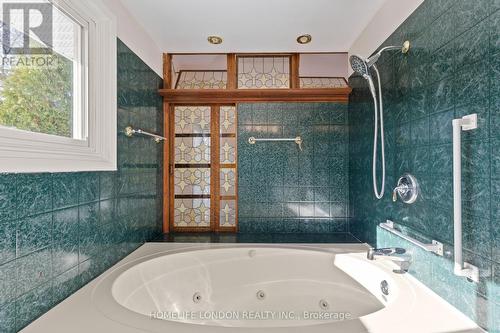 163 Centre Street W, London South (South D), ON - Indoor Photo Showing Bathroom