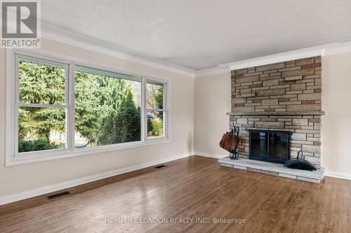 163 Centre Street W, London South (South D), ON - Indoor Photo Showing Living Room With Fireplace