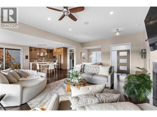 747 Traditions Crescent, Kelowna, BC - Indoor Photo Showing Living Room