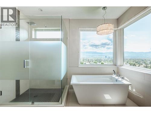 747 Traditions Crescent, Kelowna, BC - Indoor Photo Showing Bathroom
