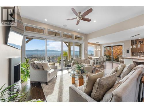 11' ceilings - 747 Traditions Crescent, Kelowna, BC - Indoor Photo Showing Living Room