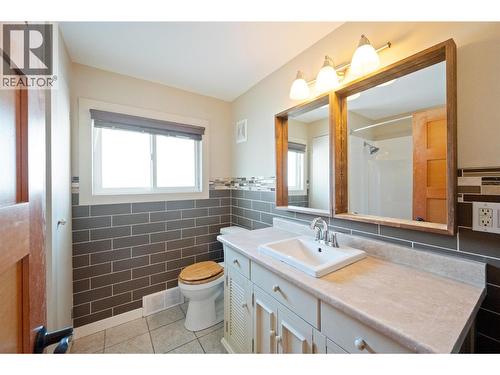 901 Newton Drive, Penticton, BC - Indoor Photo Showing Bathroom