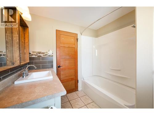901 Newton Drive, Penticton, BC - Indoor Photo Showing Bathroom