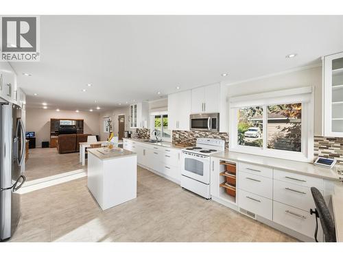 901 Newton Drive, Penticton, BC - Indoor Photo Showing Kitchen