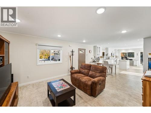 901 Newton Drive, Penticton, BC - Indoor Photo Showing Living Room
