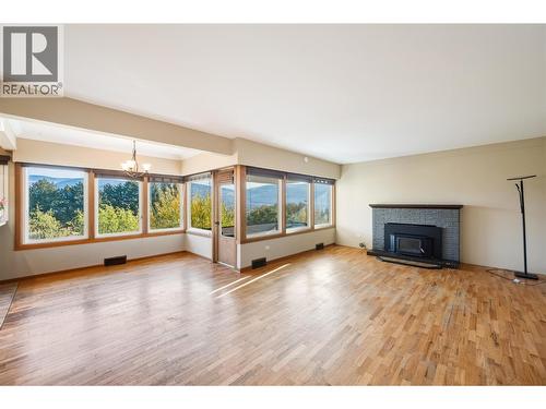901 Newton Drive, Penticton, BC - Indoor Photo Showing Living Room With Fireplace