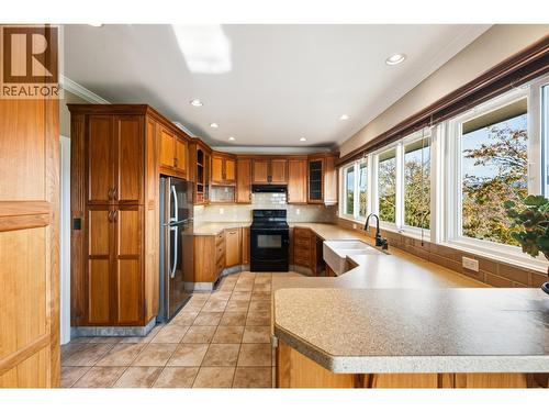 901 Newton Drive, Penticton, BC - Indoor Photo Showing Kitchen With Double Sink
