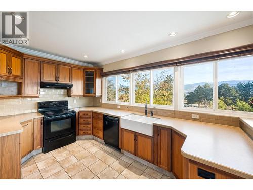 901 Newton Drive, Penticton, BC - Indoor Photo Showing Kitchen With Double Sink