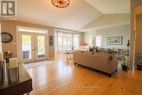 129 Stinson'S Bay Road, Kawartha Lakes (Verulam), ON - Indoor Photo Showing Living Room