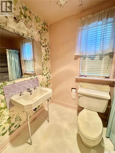 130 21St Street E, Prince Albert, SK - Indoor Photo Showing Bathroom