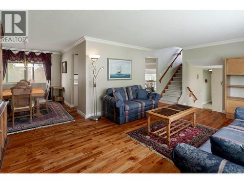 3942 Suncrest Court, Kelowna, BC - Indoor Photo Showing Living Room