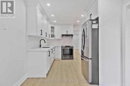 4631 Penhallow Road, Mississauga, ON - Indoor Photo Showing Kitchen With Upgraded Kitchen