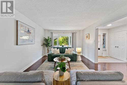 2824 Huntingdon Trail, Oakville, ON - Indoor Photo Showing Living Room