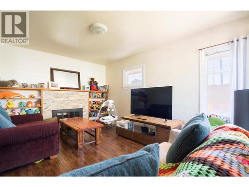 3095 Gordon Drive, Kelowna, BC - Indoor Photo Showing Living Room With Fireplace