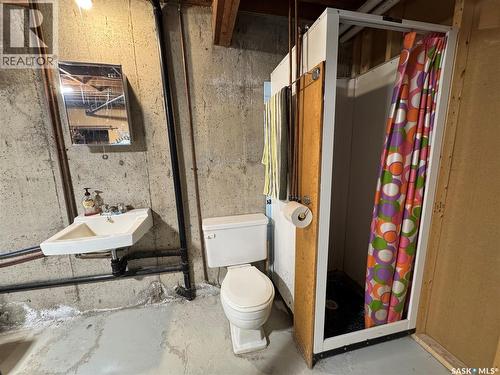 501 7Th Avenue W, Biggar, SK - Indoor Photo Showing Bathroom