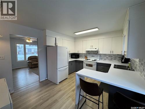 501 7Th Avenue W, Biggar, SK - Indoor Photo Showing Kitchen With Double Sink