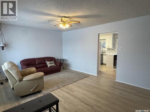 501 7Th Avenue W, Biggar, SK - Indoor Photo Showing Living Room