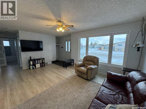 501 7Th Avenue W, Biggar, SK - Indoor Photo Showing Living Room