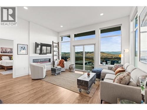 1000 Mt. Robson Place Unit# 37, Vernon, BC - Indoor Photo Showing Living Room