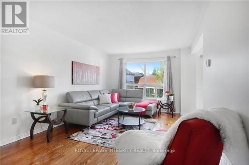 77 Daventry Crescent, Ottawa, ON - Indoor Photo Showing Living Room