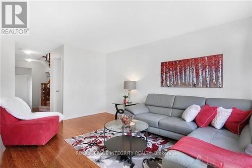 77 Daventry Crescent, Ottawa, ON - Indoor Photo Showing Living Room
