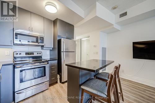609 - 151 Upper Duke Crescent, Markham, ON - Indoor Photo Showing Kitchen