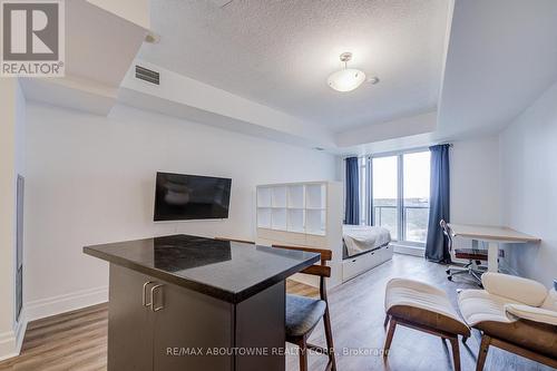 609 - 151 Upper Duke Crescent, Markham, ON - Indoor Photo Showing Living Room