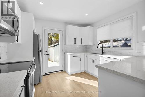 133 Emery Street E, London South (South G), ON - Indoor Photo Showing Kitchen With Upgraded Kitchen