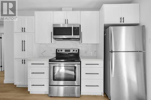 133 Emery Street E, London South (South G), ON - Indoor Photo Showing Kitchen With Upgraded Kitchen